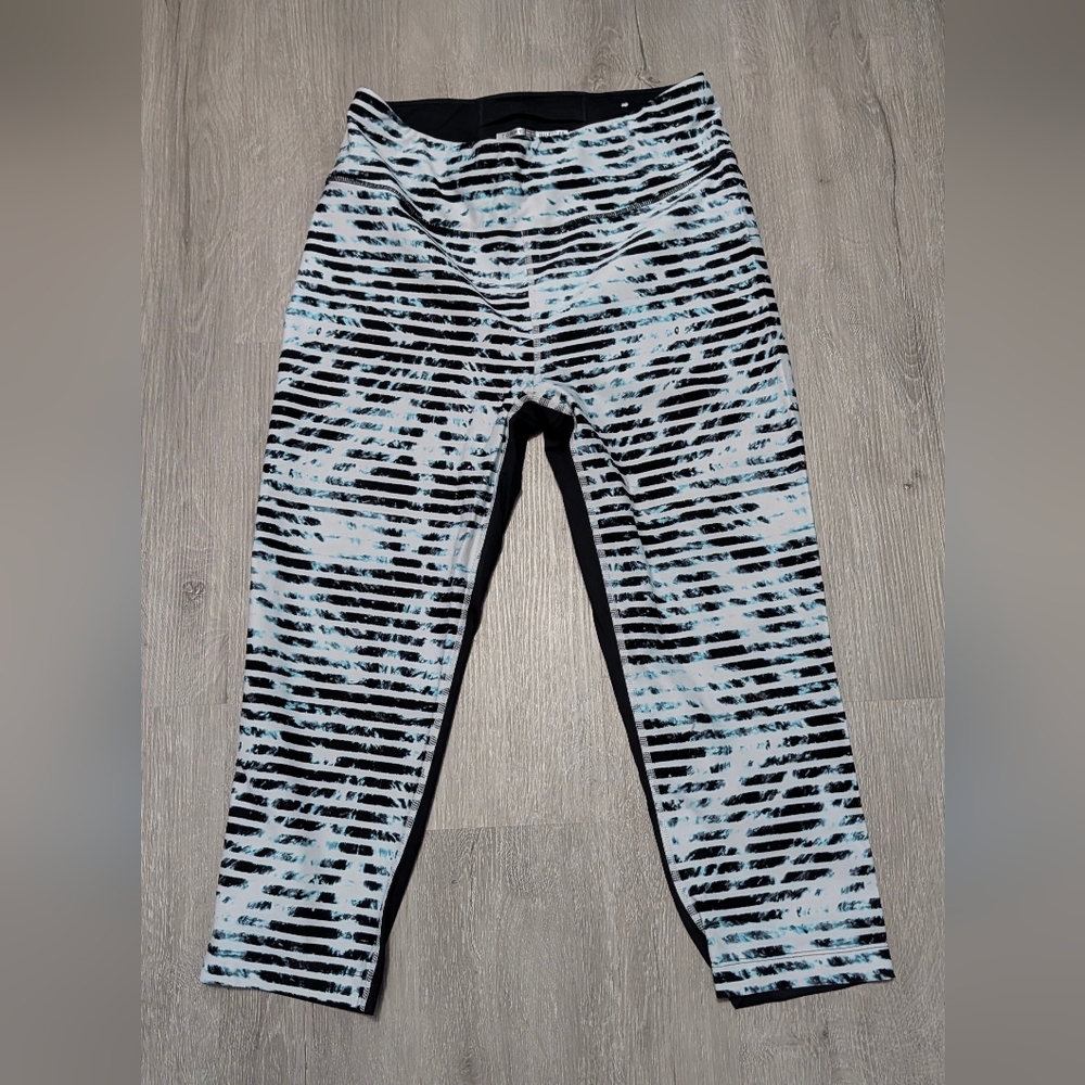 Tommy Hilfiger Black, White & Light Blue Striped Capris Size Large